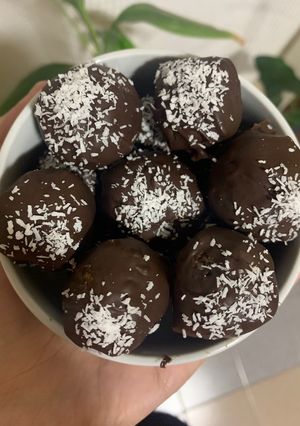 Una foto de Bombones de coco y leche condensada