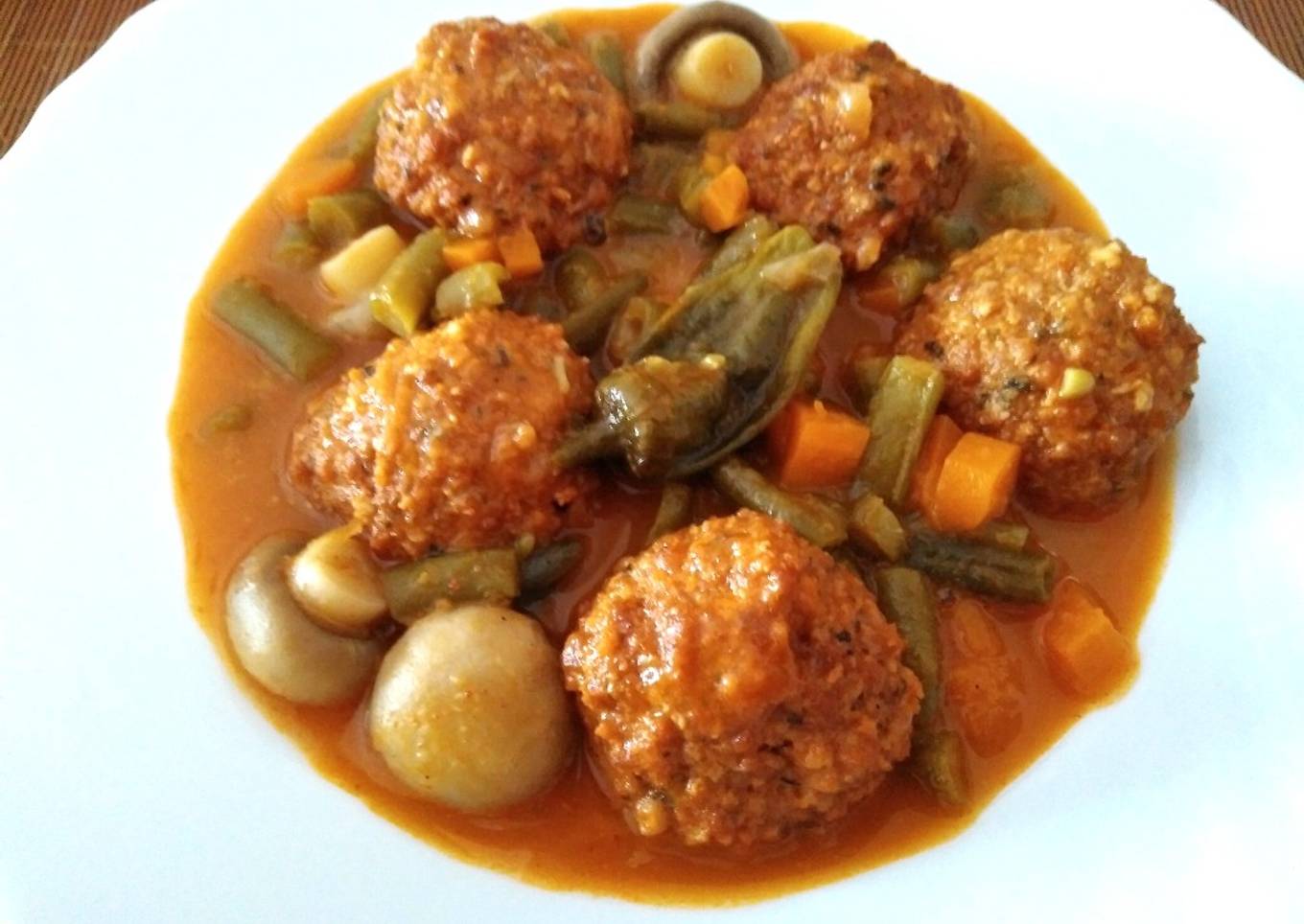 Albóndigas a la jardinera. Con patatas fritas