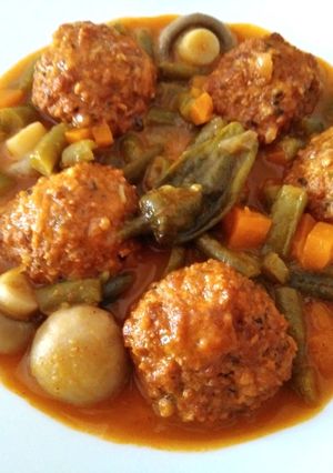 Foto principal de Albóndigas a la jardinera. Con patatas fritas