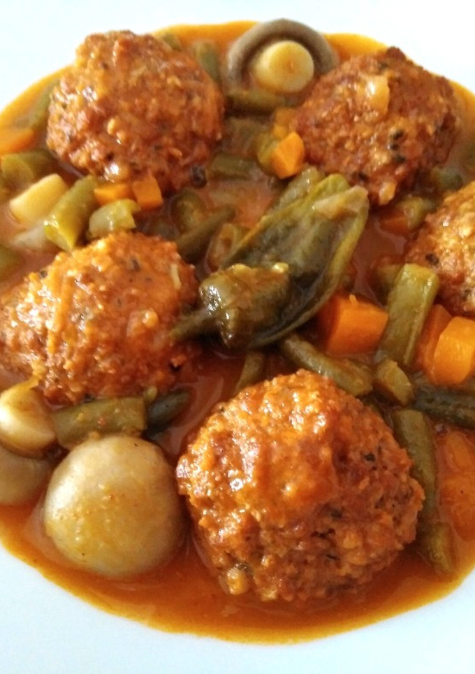 Una foto de Albóndigas a la jardinera. Con patatas fritas
