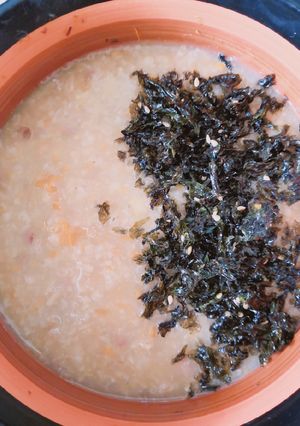 Hình của món Cháo khoai lang thịt bò rắc rong biển cho bé.