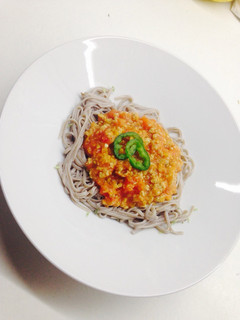 Una foto de Espaguetis de trigo sarraceno con salsa de tomate y carne picada de pollo