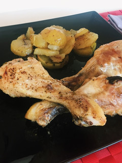 Una foto de Muslitos de pollo con patatas