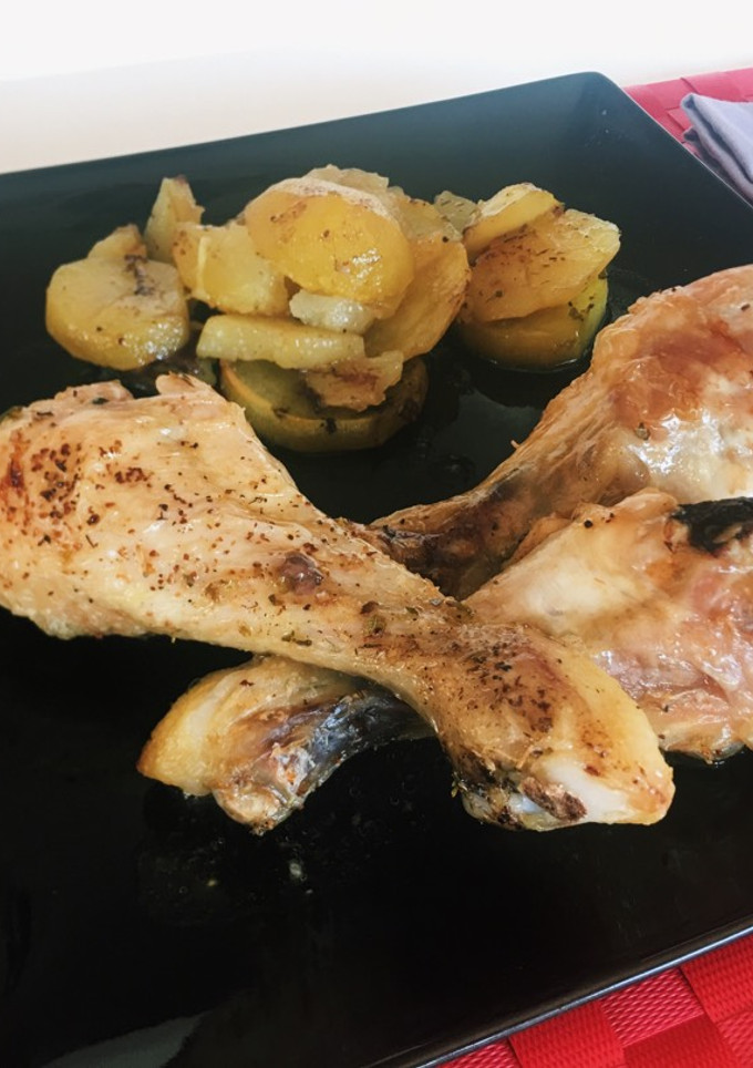 Una foto de Muslitos de pollo con patatas
