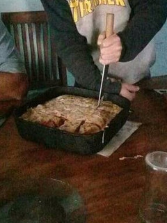 Una foto de Pizza rellena de hamburguesa con paleta y queso
