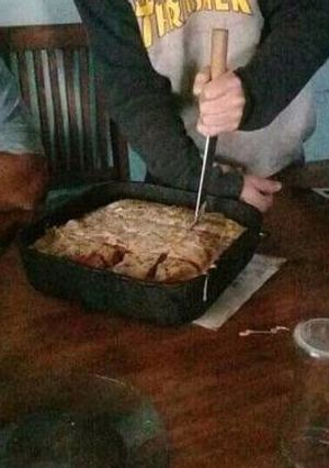 Una foto de Pizza rellena de hamburguesa con paleta y queso