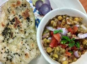 A picture of Chole kulcha (matar) Delhi style.