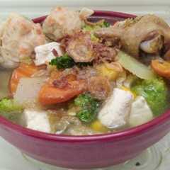 A picture of Sup bakso & tulang ayam.