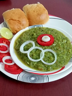 ગ્રીન પાઉં ભાજી (Green Pav Bhaji Recipe In Gujarati) રેસીપી મુખ્ય ફોટો