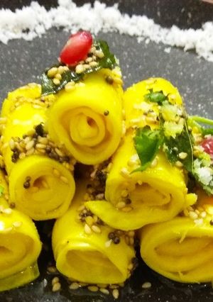 A picture of Khandvi.