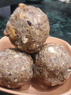 आटे और सुखे मसालों के लड्डू(aate aur sukhe masale ke laddu recipe in hindi) रेसिपी मुख्य फोटो