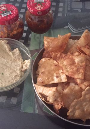 ક્રિસ્પી ખબ્બુસ વિથ હમ્મુસ (Crispy Kubus With Hummus Recipe In Gujarati) રેસીપી મુખ્ય ફોટો
