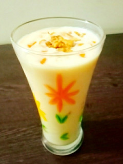 बटरस्कॉच लस्सी (butterscotch lassi recipe in Hindi) रेसिपी मुख्य फोटो