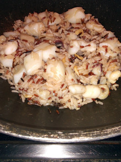 Una foto de Wok de tres arroces con sepia al ajillo