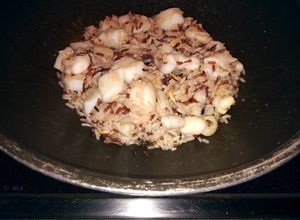 Una foto de Wok de tres arroces con sepia al ajillo