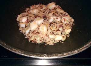 Una foto de Wok de tres arroces con sepia al ajillo