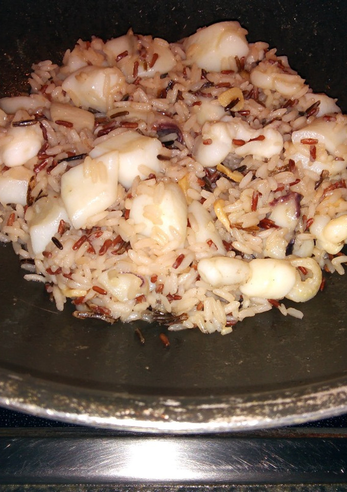 Una foto de Wok de tres arroces con sepia al ajillo