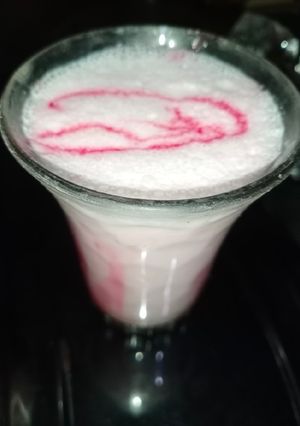 मिल्क शेक विद रोज़ सिरप (milkshake with rose syrup recipe in Hindi) रेसिपी मुख्य फोटो