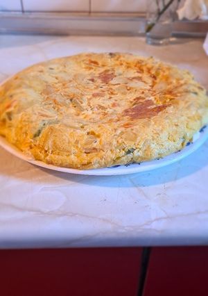 Foto principal de Tortilla de patatas cebolla pimiento y quesitos (14 huevos)