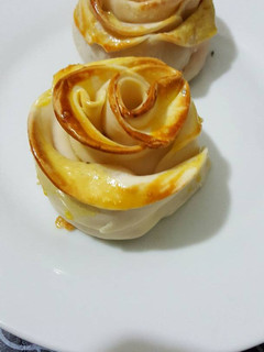 Una foto de Rosas de empanadas de jamón y queso