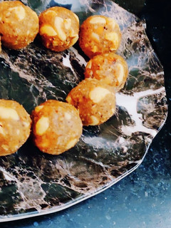 शुगर फ्री ड्राई फ्रूटस लडडू (sugar free dry fruits ladoo recipe in Hindi) रेसिपी मुख्य फोटो