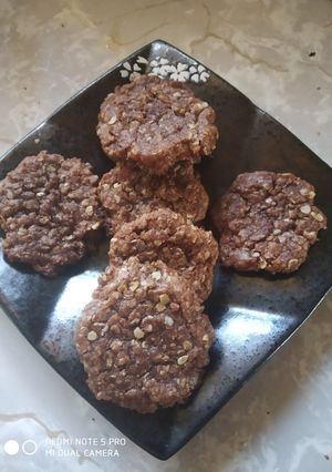 ओट्स आलमंड चोको कूकीज (Oats Alomonds choco cookies recipe in Hindi) रेसिपी मुख्य फोटो