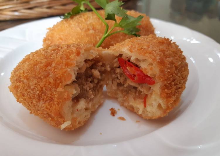 Roti goreng isi kari ayam