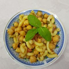 A picture of Channa chaat with macaroni.