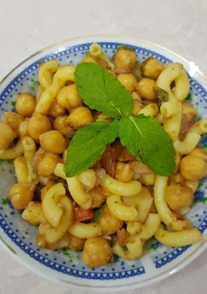 A picture of Channa chaat with macaroni.