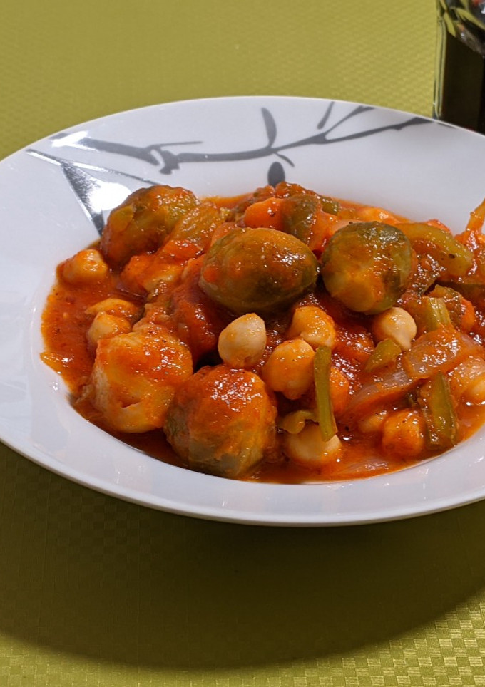 Una foto de Pisto con garbanzos y coles de Bruselas
