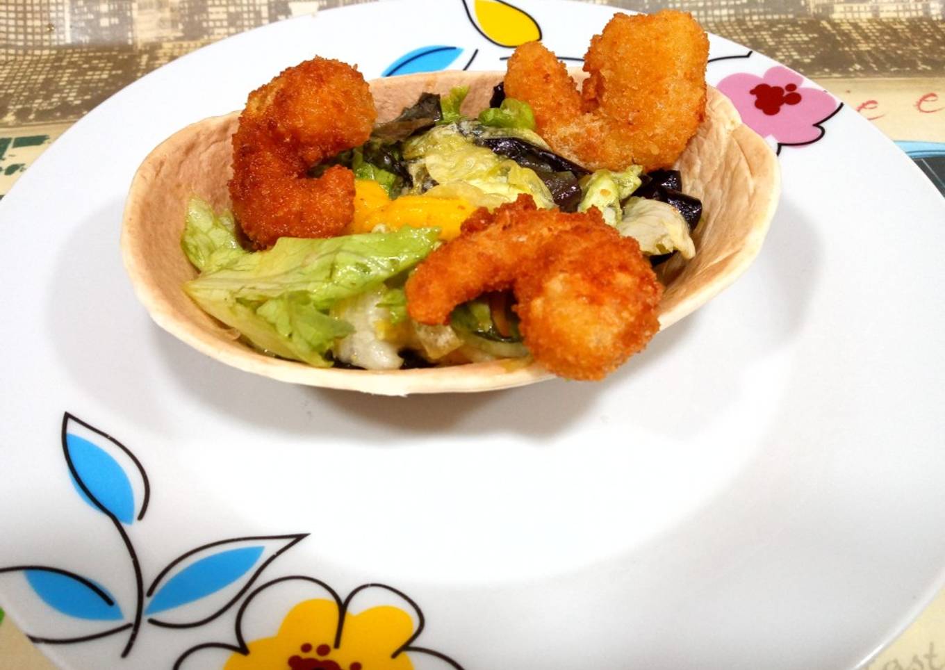 Barquitas de mango, aguacate y gambas rebozadas en coco