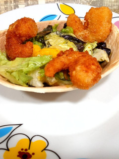 Una foto de Barquitas de mango, aguacate y gambas rebozadas en coco