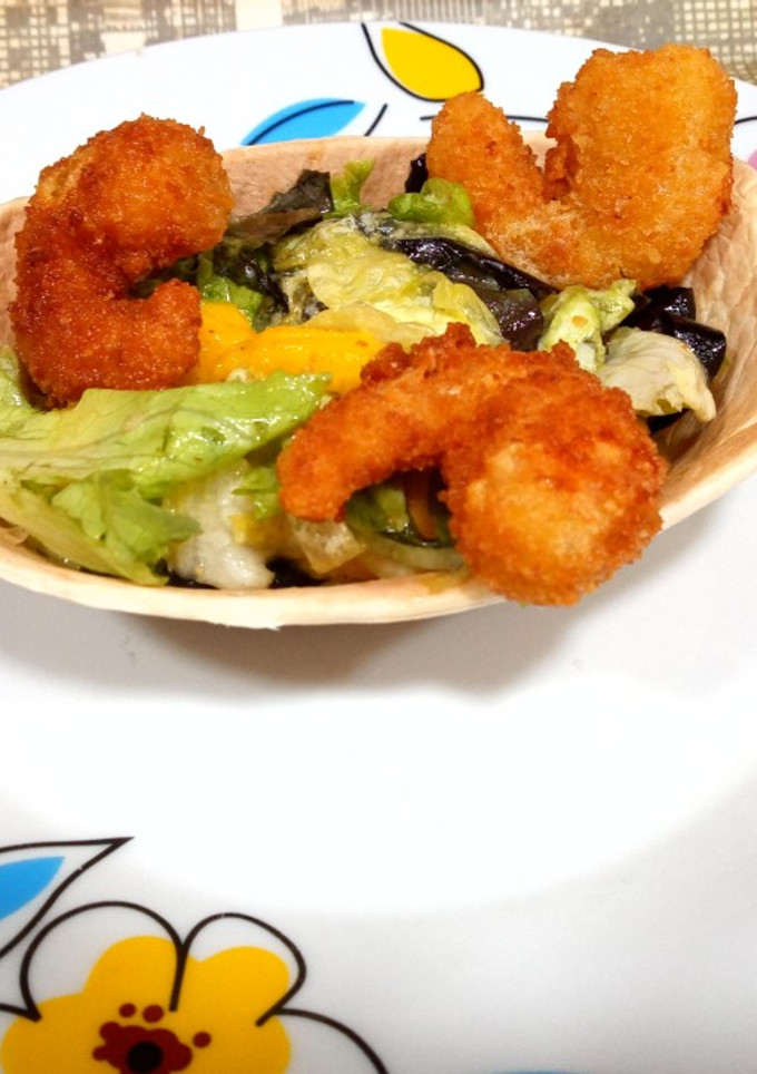 Una foto de Barquitas de mango, aguacate y gambas rebozadas en coco