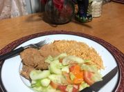 Una foto de bistec con salsa maggi