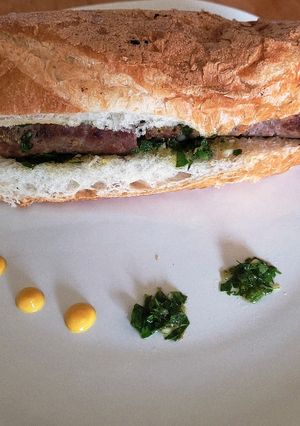 Una foto de Baguette de chorizo argentino (choripan)