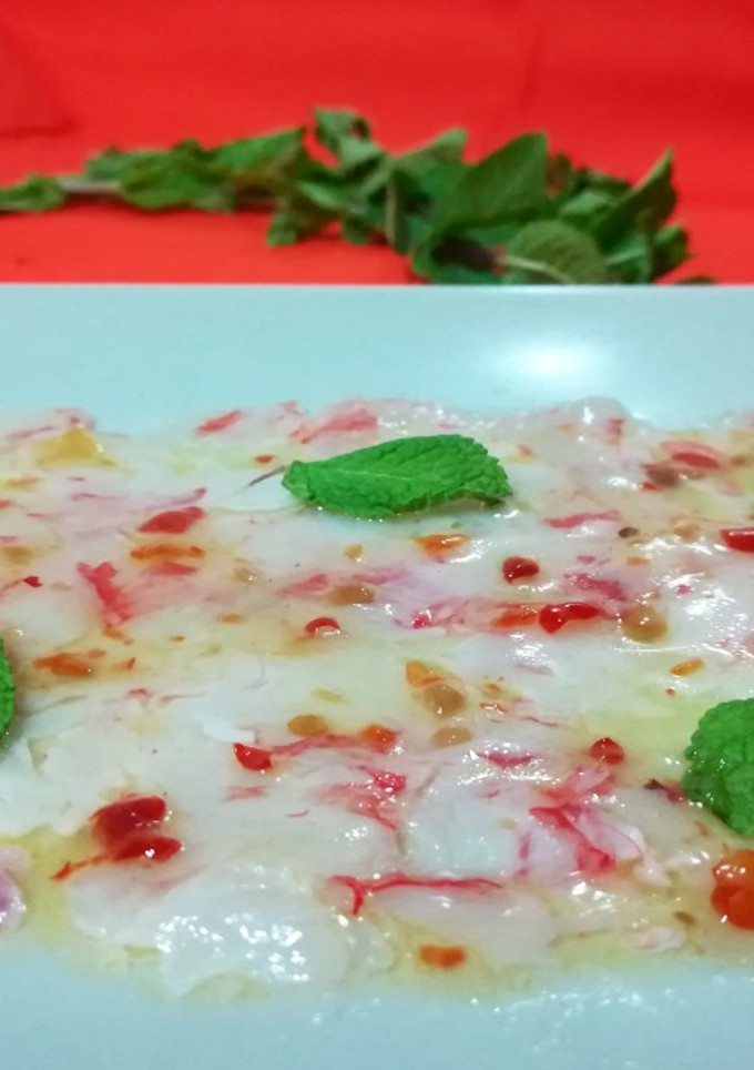 Una foto de Carpaccio de gamba roja con salsa dulce picante y hierbabuena