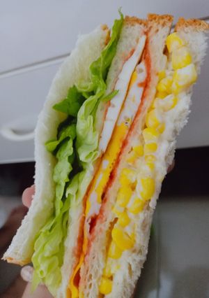 Hình của món Sandwich 3 lớp cho buổi sáng căng bụng.