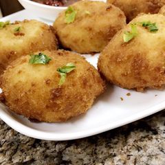 A picture of Cheesy potatoes balls.
