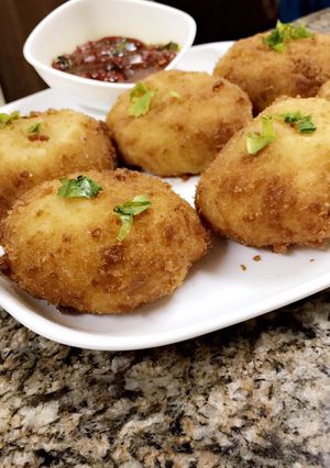 A picture of Cheesy potatoes balls.