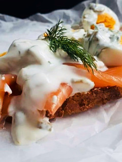 Una foto de Tosta de salmón