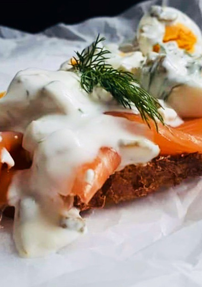 Una foto de Tosta de salmón