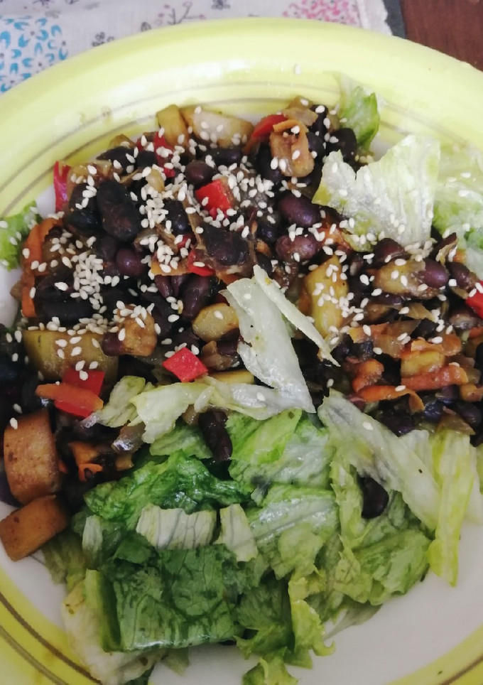 Una foto de Guiso de verduras, porotos negros y lechuga 😋