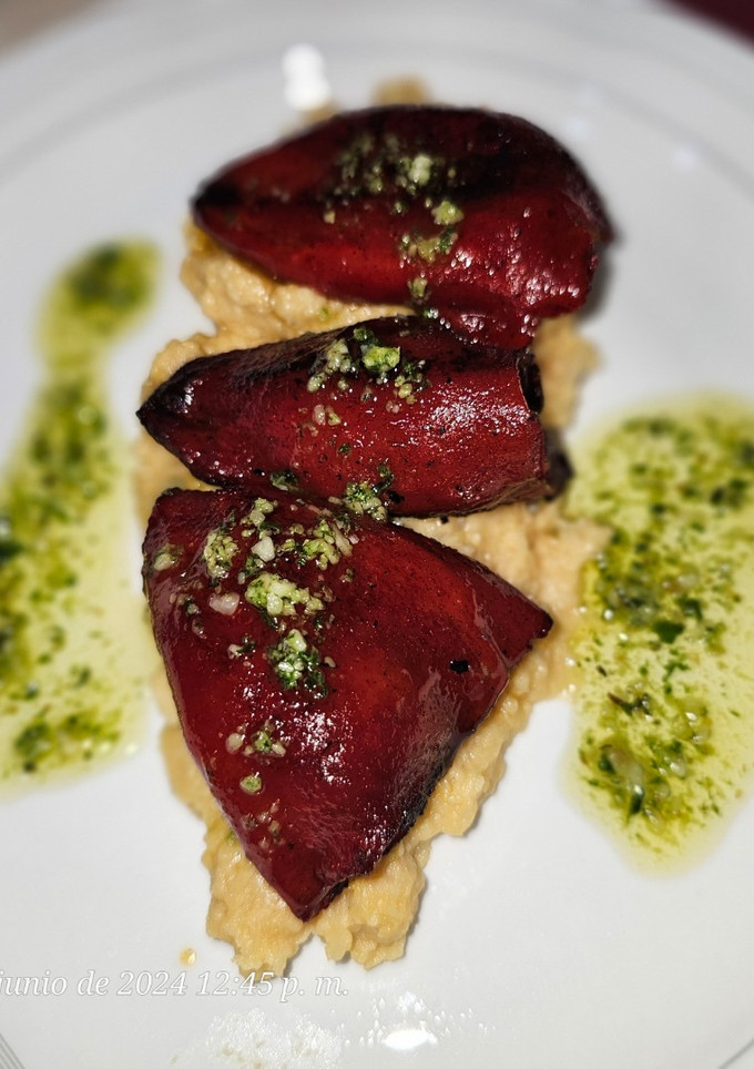 Una foto de Pimientos de piquillo relleno de morcilla de cebolla picante, huevos de codorniz y cebolla frita