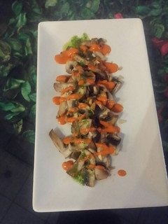 Una foto de Champiñon plancha con mahonesa de zanahoria y salsa de albahaca