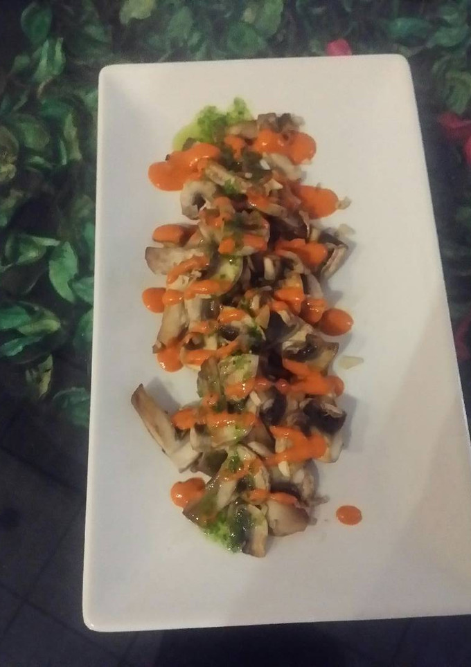 Una foto de Champiñon plancha con mahonesa de zanahoria y salsa de albahaca