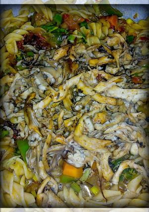 Una foto de Tornillos con vegetales y "Pollo" Veg
