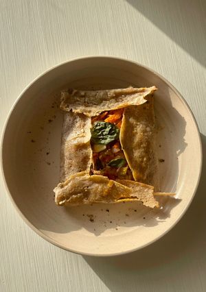 Una foto de Galette bretonne de vegetales y caballa