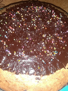 Una foto de Torta marmoleada rellena con cobertura de chocolate