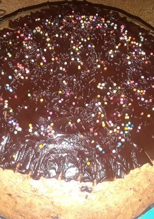 Una foto de Torta marmoleada rellena con cobertura de chocolate