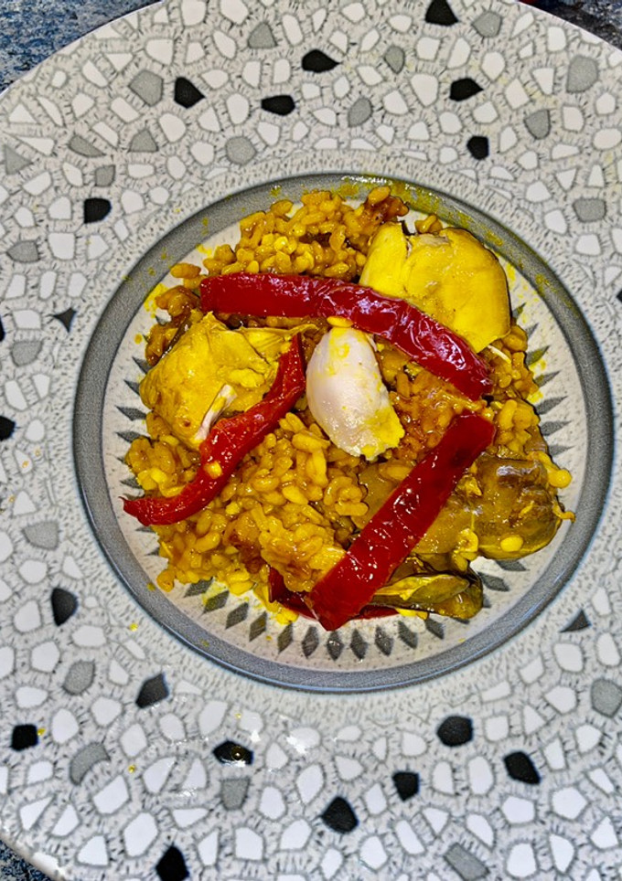 Una foto de Arroz a mi manera, con pollo e higaditos